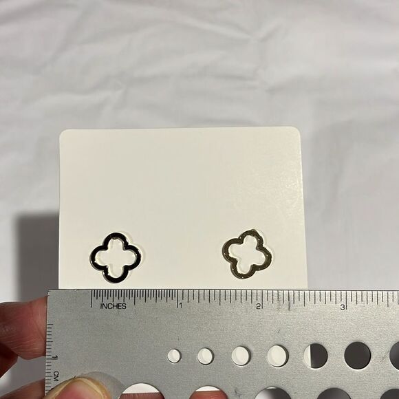 Flower Shaped Geometric Hollow Out Stud Earrings - Picture 10 of 13